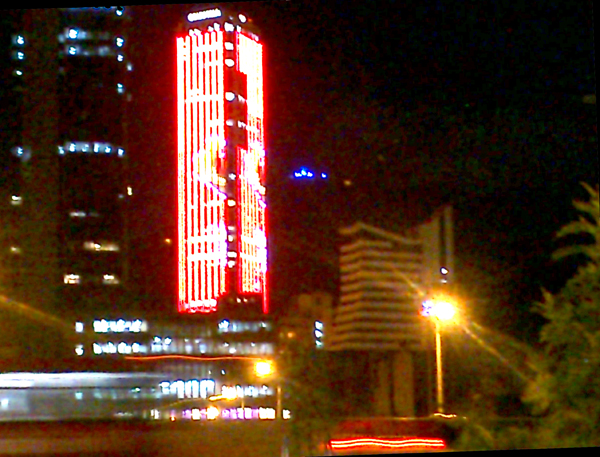 Torre Colpatria iluminada edificio 50 pisos en el centro de Bogot